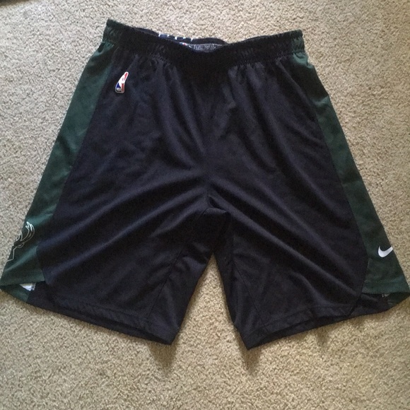 Nike Men's Milwaukee Bucks Dri-FIT Practice Shorts - Picture 2 of 6